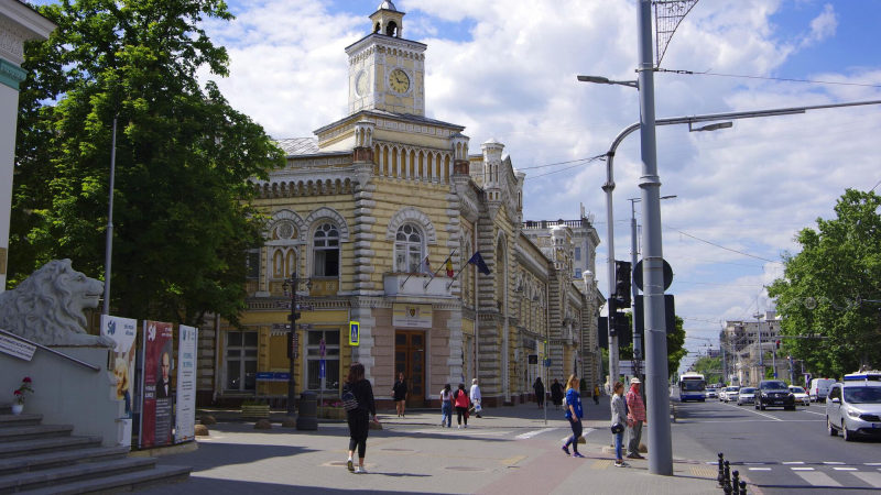 В Кишиневе задержали двух человек, обливших краской здание правительства