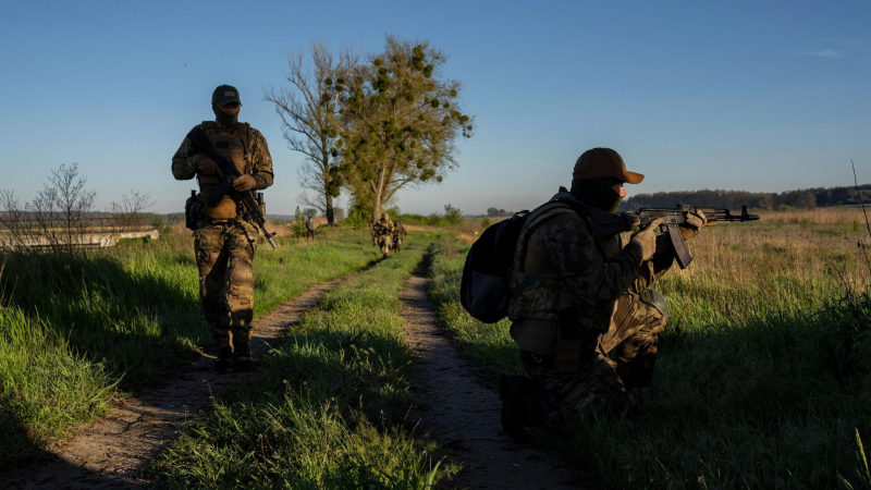 Разъяренная толпа женщин напала на украинских пограничников