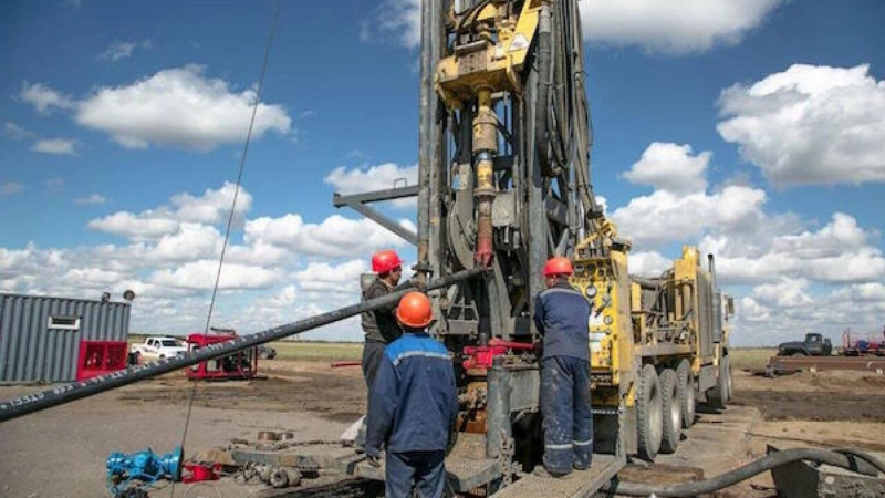 Бурить или не бурить? Судьбу подземного озера Кокжиде обсуждали нефтяники Казахстана