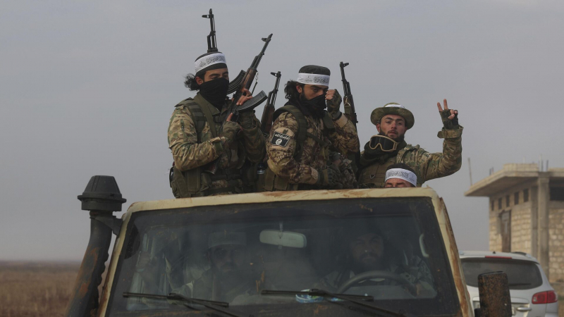 ИГ* усилило свои позиции в Сирии, заявил командующий SDF