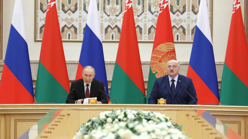 Лукашенко пригласил Путина к себе домой