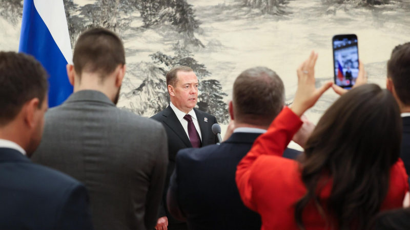 Медведев рассказал о визите в Пекин