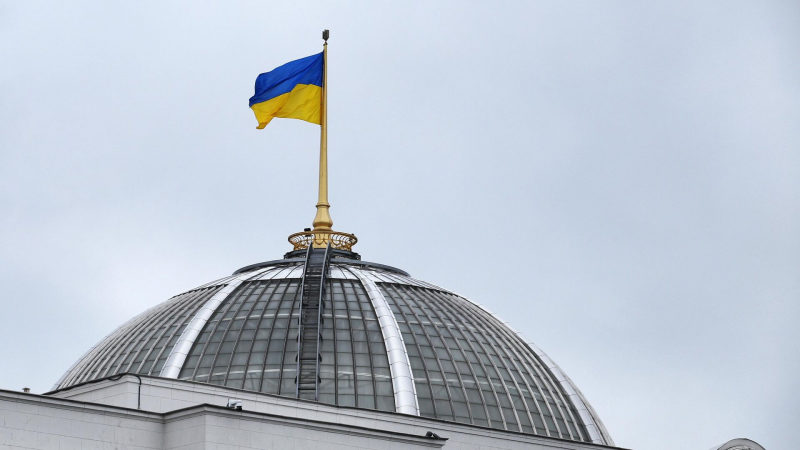 На Украине чиновники получили рекордные прибавки к зарплатам, сообщили СМИ