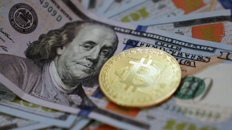 Стоимость биткоина впервые в истории превысила 106 тысяч долларов