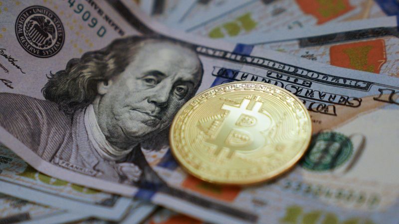 Стоимость биткоина впервые в истории превысила 106 тысяч долларов
