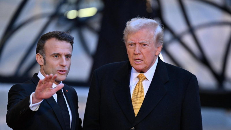 Трамп намерен обсудить с Макроном, как мир немного сходит с ума