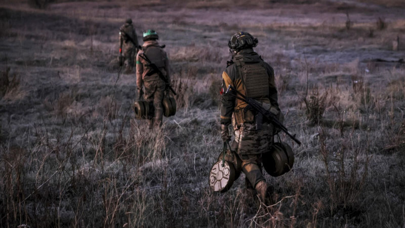 Украинские военные бросают натовские гранатометы и гранаты