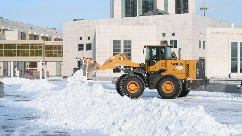 В Астане на уборку снега вышли более 2,6 тысячи дорожных рабочих