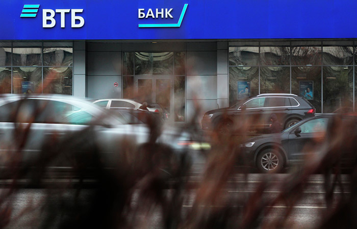 ВТБ прогнозирует сокращение прибыли в 2025 году до 400 млрд рублей