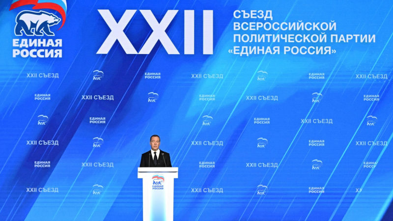 Запад пытается не утратить влияние в бывших колониях, заявил Медведев