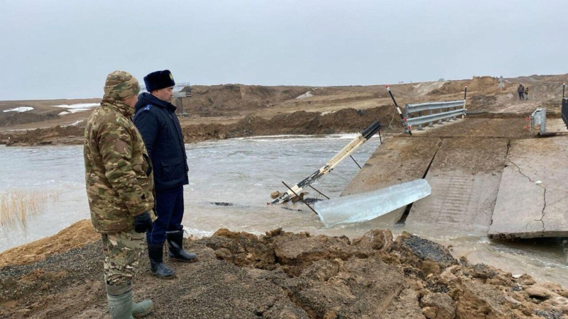 Мост размыло в Западно-Казахстанской области